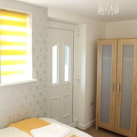 Spacious 2 Bed Near Gloucester Road Бристоль