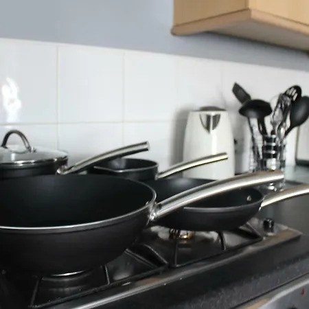 Апартаменти Spacious 2 Bed Near Gloucester Road *