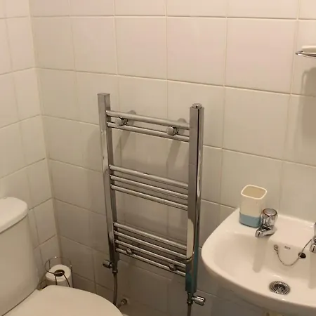 Spacious 2 Bed Near Gloucester Road Бристоль