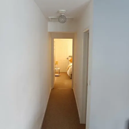 Spacious 2 Bed Near Gloucester Road Апартаменти Бристоль
