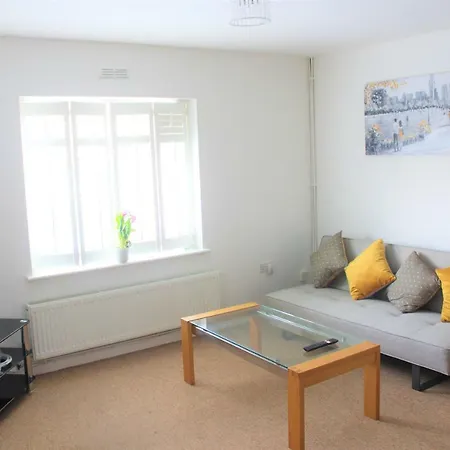 Spacious 2 Bed Near Gloucester Road Апартаменти