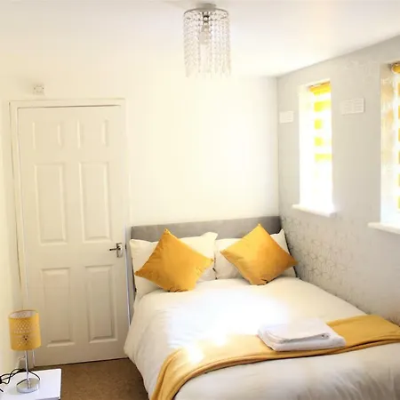 Spacious 2 Bed Near Gloucester Road Апартаменти *